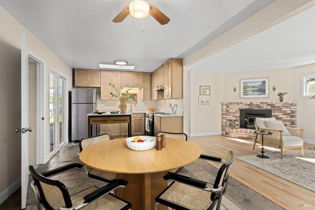 1521 Ditty Ave, Santa Rosa, CA 95403