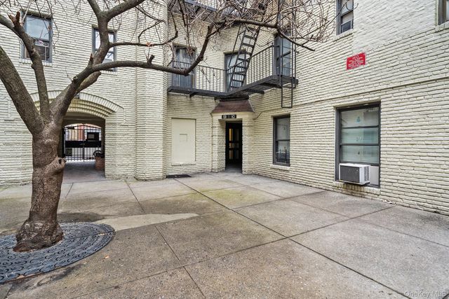 2137 33rd Street 3C, Astoria, NY 11105