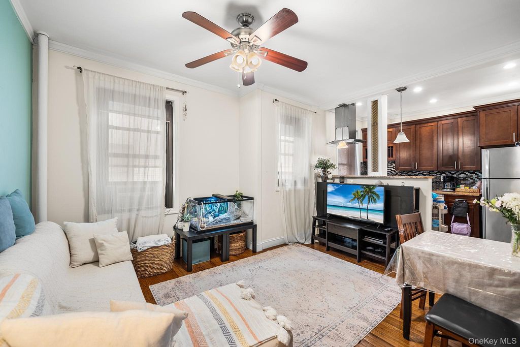 2137 33rd Street 3C, Astoria, NY 11105