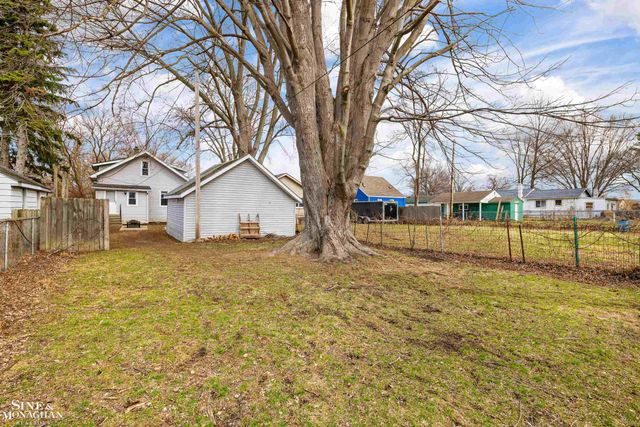 21910 Elizabeth Street, St Clair Shores, MI 48080