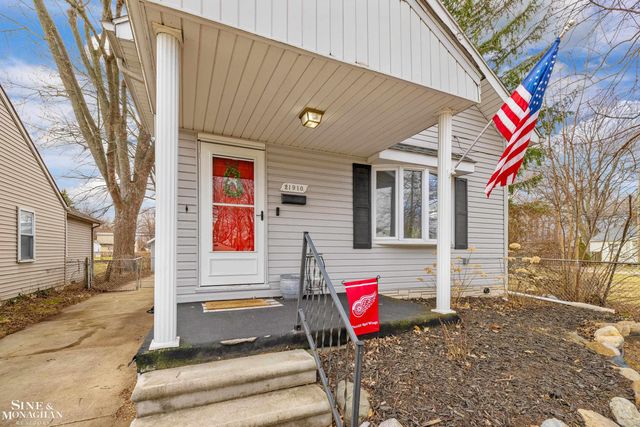 21910 Elizabeth Street, St Clair Shores, MI 48080