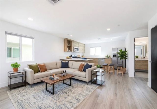 5016 Pickford Street, Los Angeles, CA 90019