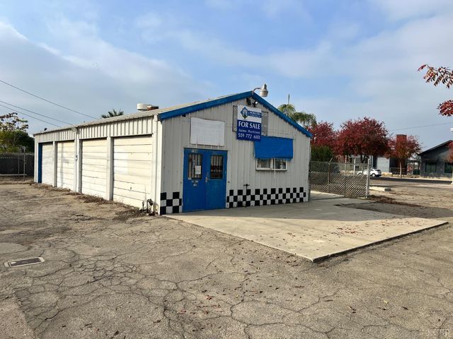 233 E 7th Street, Hanford, CA 93230