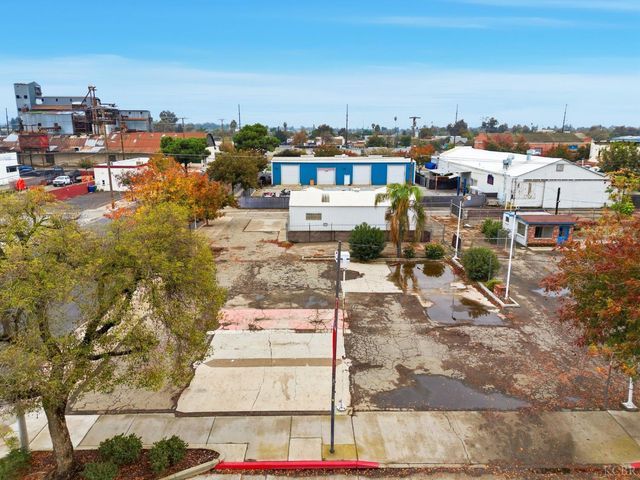 233 E 7th Street, Hanford, CA 93230