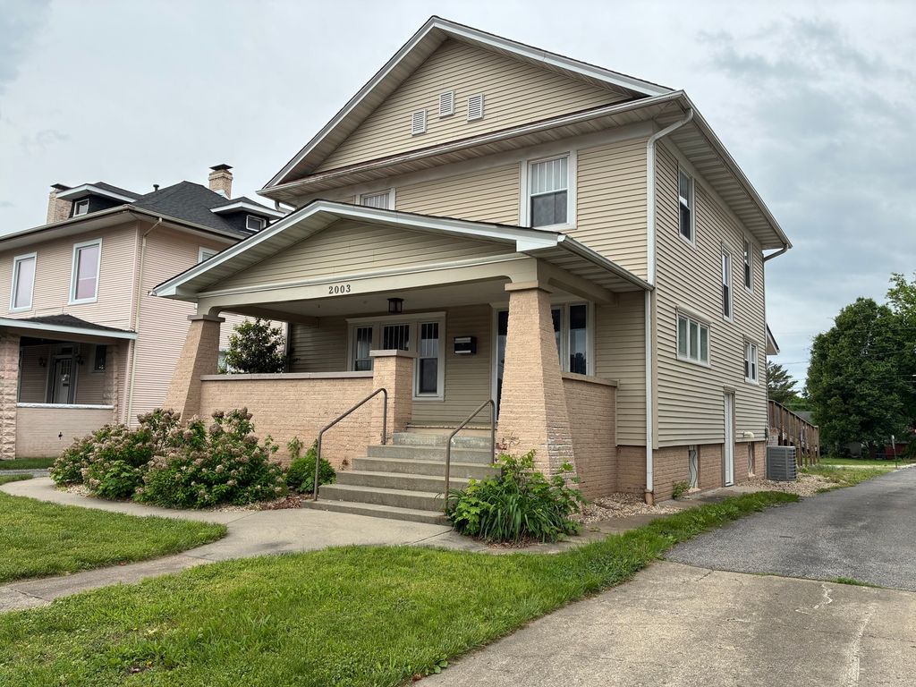 Image 1 of property listing at 2003 Broadway Street, Mt Vernon, IL 62864