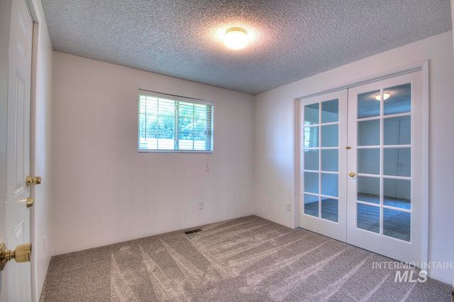 2916 Iowa Avenue, Caldwell, ID 83605