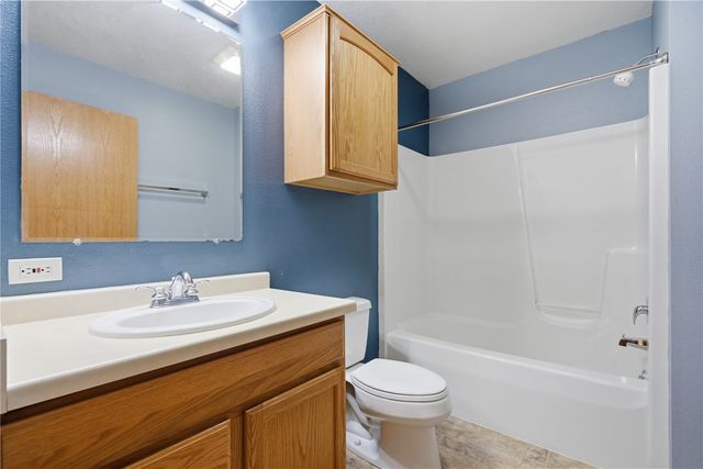 604 Redbird Run, Tiffin, IA 52340
