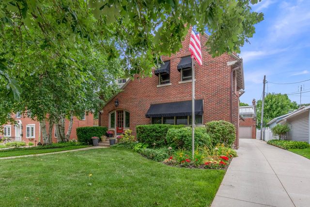 7500 Hillcrest DRIVE, Wauwatosa, WI 53213