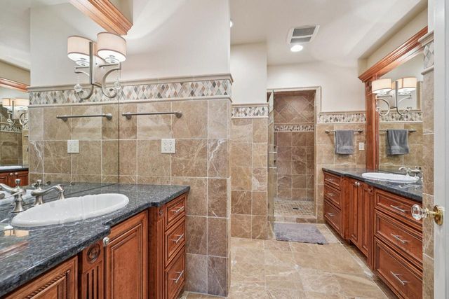 7500 Hillcrest DRIVE, Wauwatosa, WI 53213