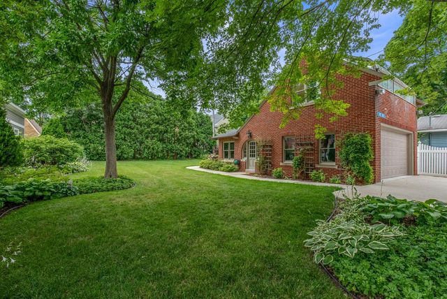 7500 Hillcrest DRIVE, Wauwatosa, WI 53213
