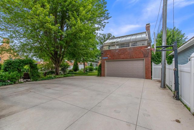 7500 Hillcrest DRIVE, Wauwatosa, WI 53213