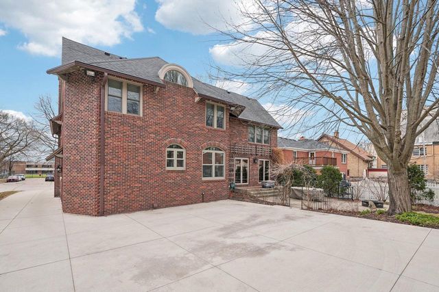 7500 Hillcrest DRIVE, Wauwatosa, WI 53213