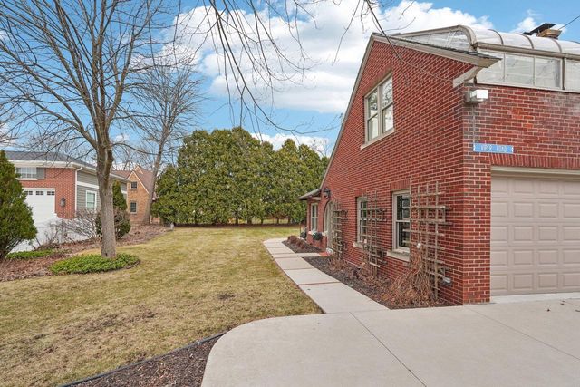 7500 Hillcrest DRIVE, Wauwatosa, WI 53213