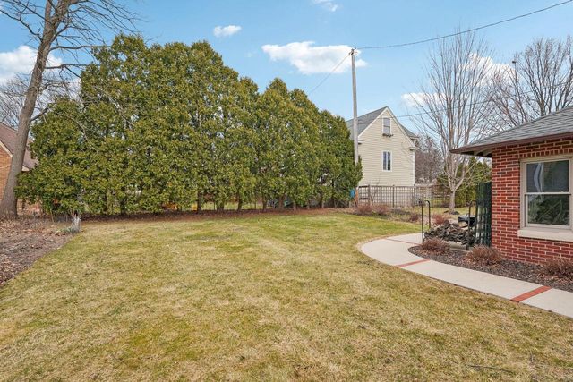 7500 Hillcrest DRIVE, Wauwatosa, WI 53213