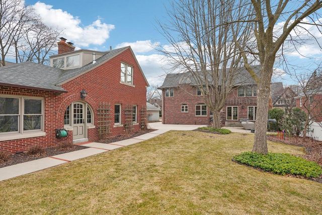 7500 Hillcrest DRIVE, Wauwatosa, WI 53213