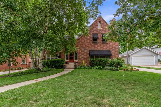 7500 Hillcrest DRIVE, Wauwatosa, WI 53213