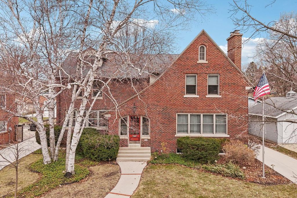 7500 Hillcrest DRIVE, Wauwatosa, WI 53213