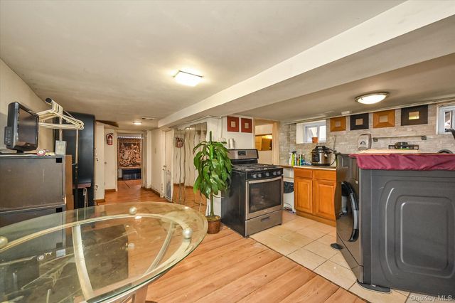 6033 80th Avenue, Glendale, NY 11385
