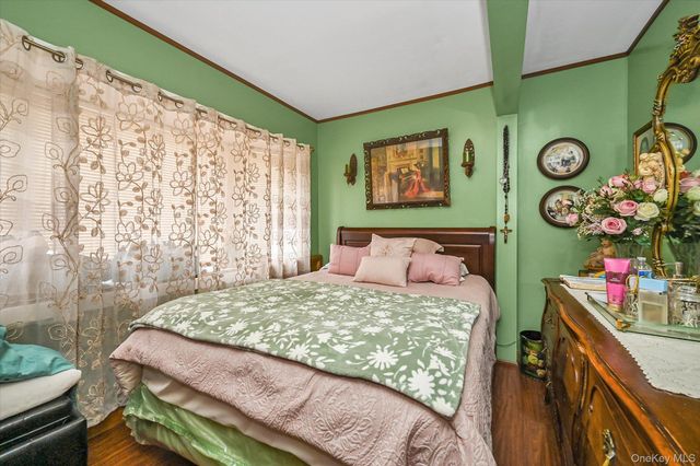 6033 80th Avenue, Glendale, NY 11385