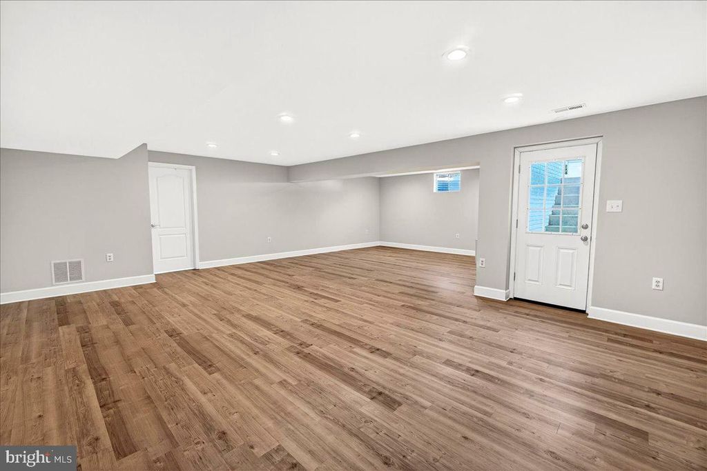 Image 77 of property listing at 19629 SELBY AVE, Poolesville, MD 20837