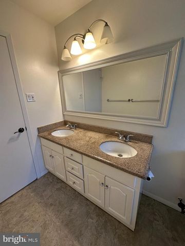 26 NEWPORT LN, Willingboro, NJ 08046