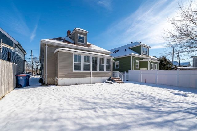 15 Ball St, New Bedford, MA 02745