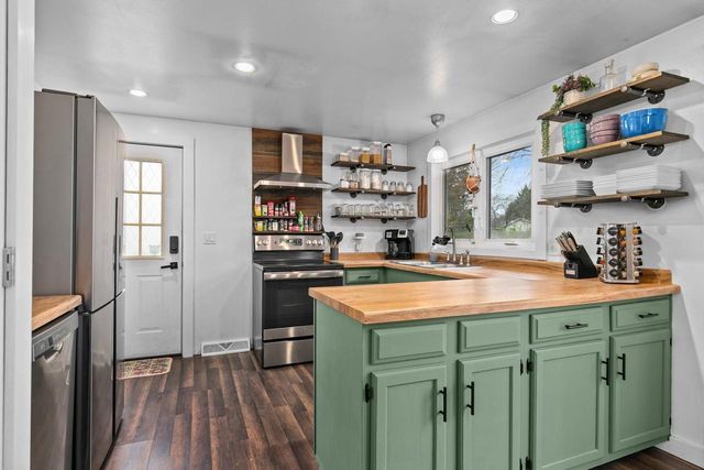 602 NORTH STREET, Waupaca, WI 54981