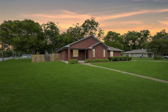 918 Prairie Avenue, Cleburne, TX 76033