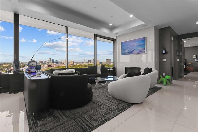 700 W 31st Street 702, Kansas City, MO 64108