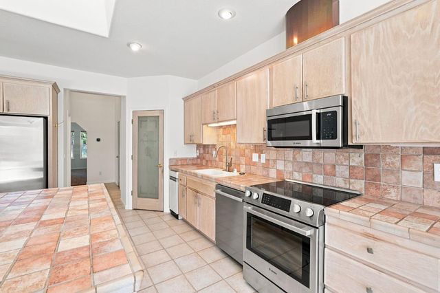 8830 Balmoral Dr, Newcastle, CA 95658