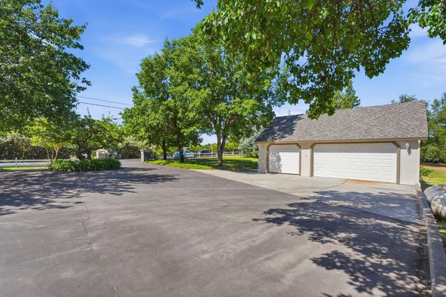 8830 Balmoral Dr, Newcastle, CA 95658