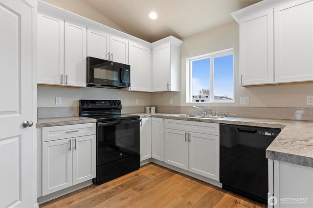 924 La Vista Drive, Warden, WA 98857