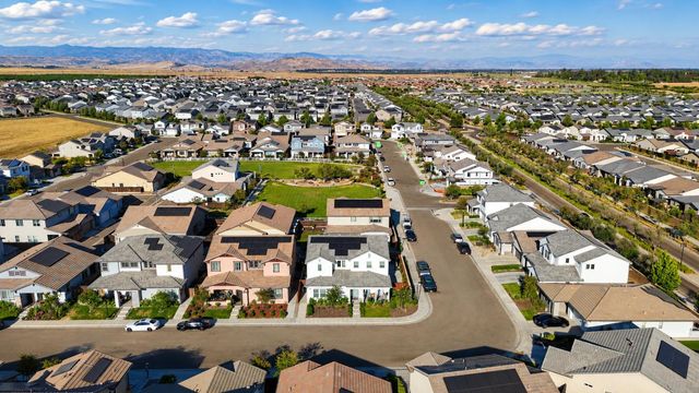 411 S Atlantica Dr, Madera, CA 93636
