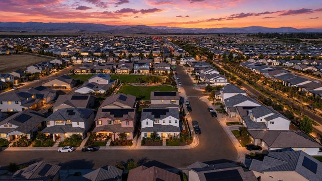 411 S Atlantica Dr, Madera, CA 93636