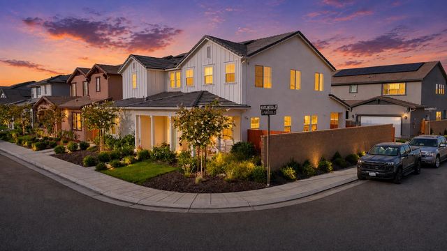 411 S Atlantica Dr, Madera, CA 93636