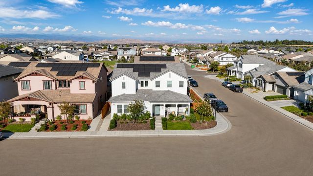 411 S Atlantica Dr, Madera, CA 93636