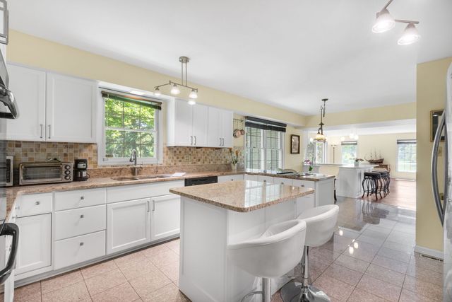 7 Willow Bay Drive, South Barrington, IL 60010