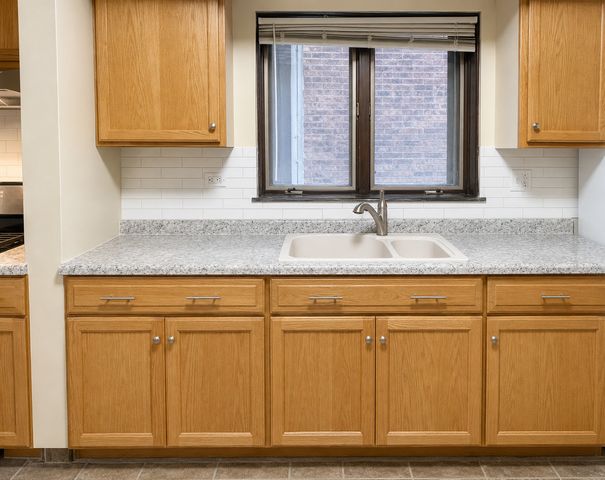 7918 S Champlain Avenue, Chicago, IL 60619