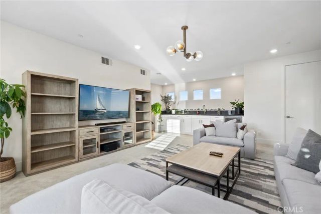 70 Ray, Irvine, CA 92618