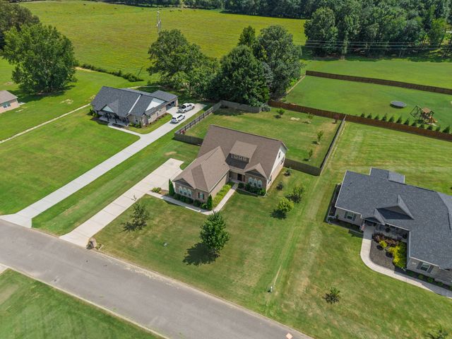 48 Hancock Branch Dr, Fayetteville, TN 37334