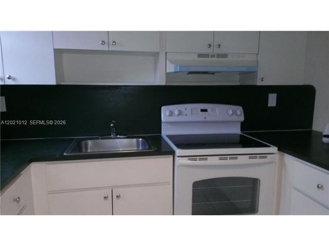 8025 NW 8th St 12, Miami, FL 33126