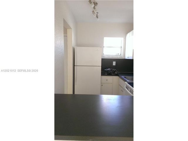 8025 NW 8th St 12, Miami, FL 33126