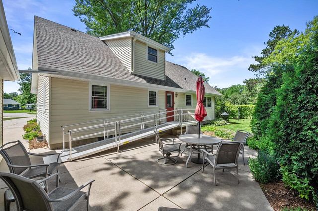 1077 Christopher COURT, Oconomowoc, WI 53066