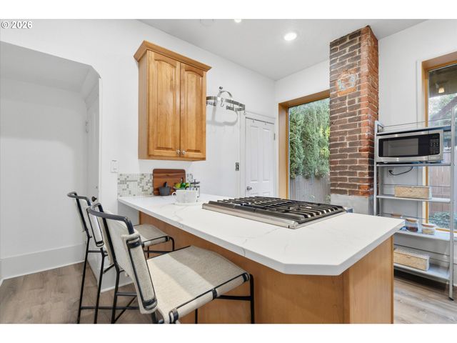 2338 Nw HOYT St, Portland, OR 97210