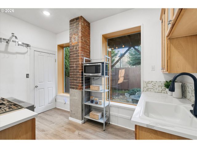 2338 Nw HOYT St, Portland, OR 97210