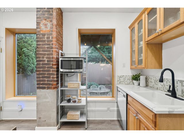 2338 Nw HOYT St, Portland, OR 97210