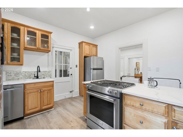 2338 Nw HOYT St, Portland, OR 97210