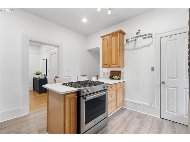 2338 Nw HOYT St, Portland, OR 97210