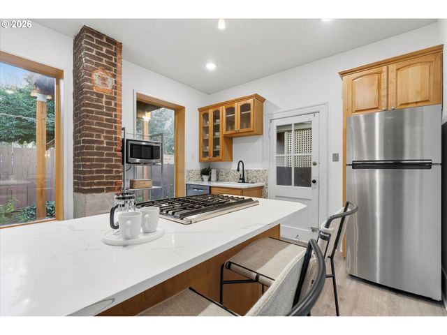 2338 Nw HOYT St, Portland, OR 97210