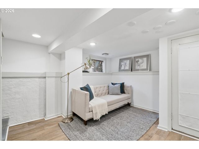 2338 Nw HOYT St, Portland, OR 97210